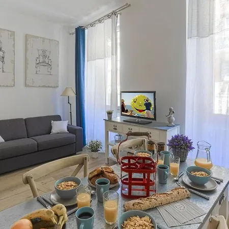 Cassini Gt - 1 Bedroom - Balcony - Place Garibaldi 아파트